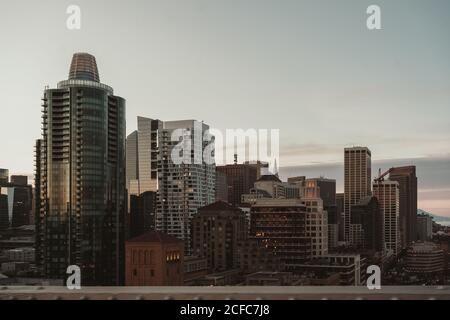 Zeitgenössisches Viertel von San Francisco City mit modernem Hochhaus Gebäude und Wolkenkratzer gegen grau bewölkten Himmel während Sonnenaufgang Stockfoto