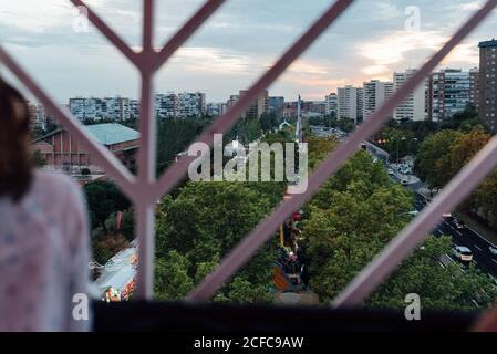Modernes Stadtbild vom Riesenrad Stockfoto