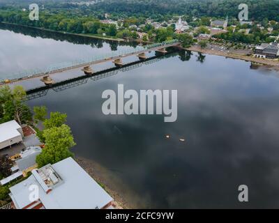 Der Blick auf die Luft Delaware Fluss, Brücke über die in der historischen Stadt New Hope Pennsylvania und Lambertville New Jersey US Stockfoto