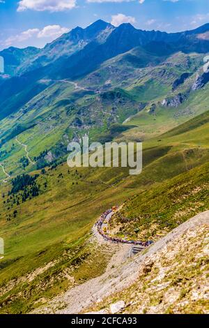 Col du Tourmalet, Frankreich - 20. Juli 2019: Die Pubilicity Karawane vor den Radfahrern auf dem Weg zum Col du Tourmalet während der Etappe 14 von To Stockfoto