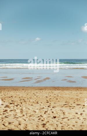 Sandstrand mit Wellen Stockfoto