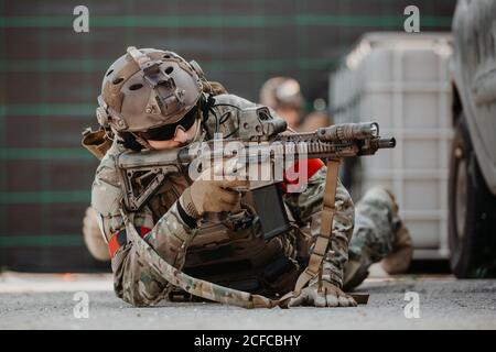 Soldat mit dem Ziel Airsoft gun während des taktischen Spiels Stockfoto