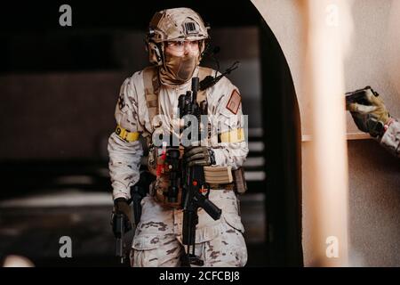 Soldat mit dem Ziel Airsoft gun während des taktischen Spiels Stockfoto