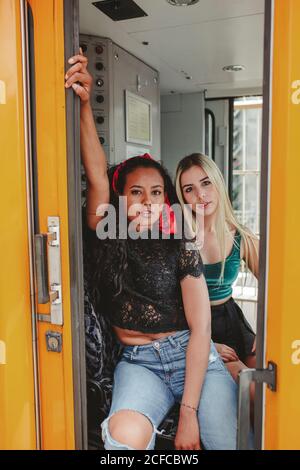 Schöne junge Frauen sitzen in der Lokführer-Kabine in Berlin Blick auf die Kamera Stockfoto