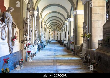 GENUA, ITALIEN - Juni 2020: Korridor mit Statuen - Anfang 1800 - in einem christlich-katholischen Friedhof - Italien Stockfoto