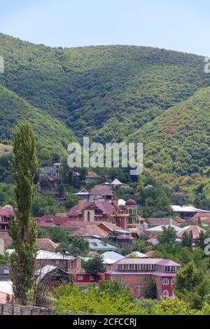 Blick über die Stadt Sheki Shaki und die Berge des Großkaukasus in Aserbaidschan. Natur von Aserbaidschan Stockfoto