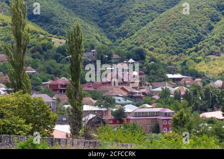 Blick über die Stadt Sheki Shaki und die Berge des Großkaukasus in Aserbaidschan. Natur von Aserbaidschan Stockfoto