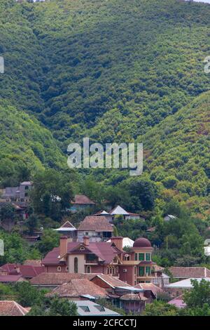 Blick über die Stadt Sheki Shaki und die Berge des Großkaukasus in Aserbaidschan. Natur von Aserbaidschan Stockfoto