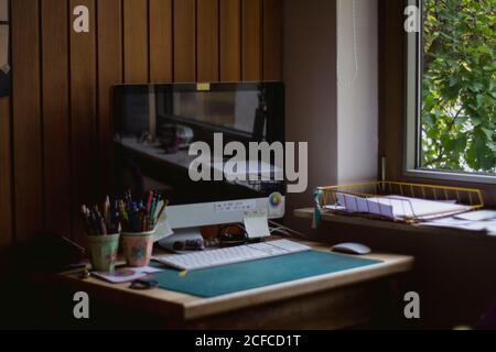 Interieur von komfortablen Arbeitsplatz mit modernen Personal-Computer in der Nähe mit Fensterbank zu Hause an sonnigen Tag Stockfoto