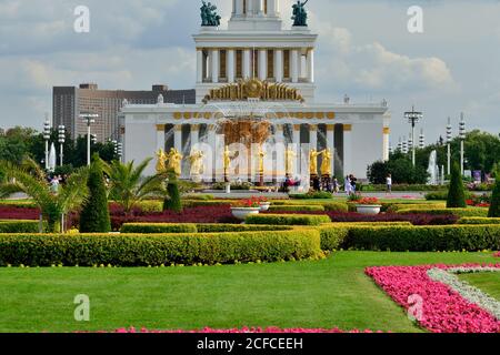 Moskau, Russland - 25. august 2020: Brunnen Freundschaft der Völker mit goldenen Statuen, der Hauptbrunnen und eines der wichtigsten Symbole der VDNH Stockfoto