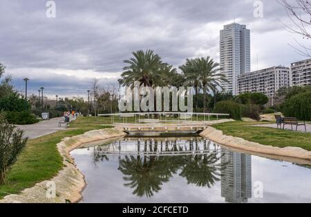 Turia River Gardens Jardin del Turia, Freizeit- und Sportbereich. Fußgängerweg und künstlicher Wasserkanal. Valencia, Spanien Stockfoto