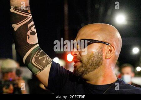 Portland, Usa. August 2020. Der rechtsextreme Agitator Joey Gibson aus Vancouver, Washington, kam am 17. August 2020 zur Demonstration in Portland, Oregon, und wurde mit Pfeffer besprüht und von der Demonstration ausgeschlossen. Am 17 81. August 2020 wird im Gebäude der Portland, Oregon Police Association, zum 81. Mal in Folge demonstriert, um gegen Polizeibrutalität und Rassenungleichheit zu protestieren. Es wurden keine Verhaftungen vorgenommen. (Foto: John Rudoff/Sipa USA) Quelle: SIPA USA/Alamy Live News Stockfoto