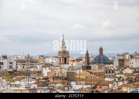 Luftaufnahme Altstadt von Valencia, Spanien, Micalet, der Glockenturm der Kathedrale, im Hintergrund Stockfoto