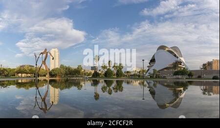 Valencia, Spanien. Park im alten trockenen Flussbett, Fluss Turia Gärten Jardin del Turia, Freizeit-und Sportbereich, GigaPan Reflexion im Wasser - Europa Stockfoto