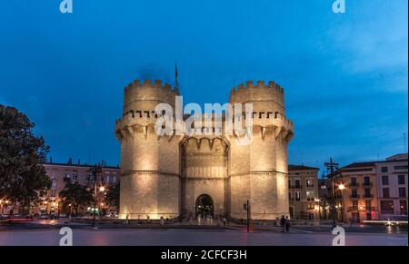 Serrano Towers Torres de Serranos alte Tore zur Stadt Weitwinkel, Lichter der Stadt Beleuchtung, Nacht Panorama. Valencia, Spanien Stockfoto