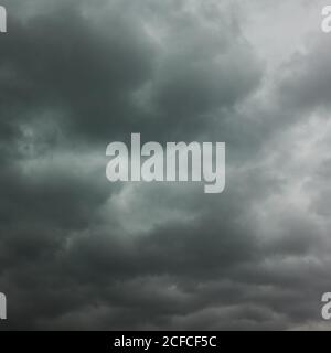 Schwarze stürmische Wolken, kann als Hintergrund verwendet werden Stockfoto