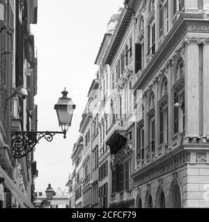 San Lorenzo Straße in Genua (Genua), Italien. Schwarz-Weiß-Stadtfotografie Stockfoto