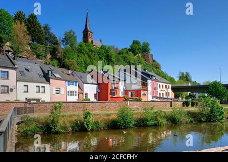 Unterstadt Staden mit Leukbach und Ev. Kirche, Saarburg, Saartal, Rheinland-Pfalz, Deutschland Stockfoto