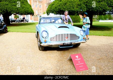 Der Concours of Elegance wird erneut eine Auswahl von 60 der seltensten Autos aus der ganzen Welt zusammenbringen – viele davon werden noch nie zuvor in Großbritannien zu sehen gewesen sein. Viele der Concours Autos werden auch an einer 2-tägigen Fahrttour teilnehmen, an den Tagen vor dem Concours. Einzigartig ist, dass der Gewinner des Concours of Elegance nicht von einer Jury, sondern von den Besitzern der Autos selbst ausgewählt wird. Jeder Teilnehmer wird gebeten, über die anderen Modelle auf dem Display abzustimmen, um zu entscheiden, welches Auto als ‘Best of Show’ angesehen wird. Stockfoto