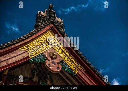 Der Gipfel des Daches des Senso-ji Tempels mit einem manji-Emblem Stockfoto