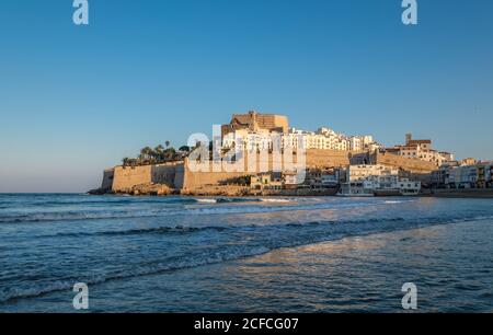 Peniscola Skyline und Castle Beach Sonnenuntergang in Castellon, Spanien Stockfoto