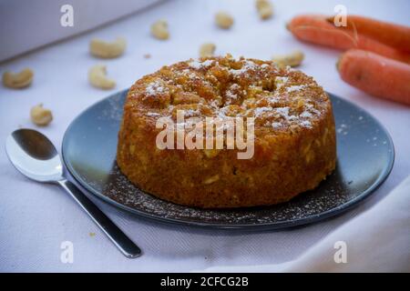 Leckerer Karottenkuchen mit Erdnüssen Stockfoto