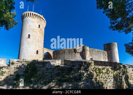 Imposante Aussicht von unten Bellver Burgturm, Mallorca Spanien Stockfoto