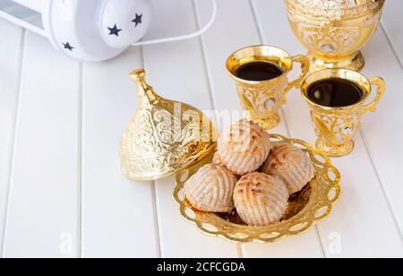 Maamoul traditionelle arabische gefüllte Gebäck oder Cookie mit Datteln oder Cashew oder Walnuss oder Mandeln oder Pistazien Nüsse. Süßes aus dem Osten. Nahaufnahme. Weißes Holz b Stockfoto