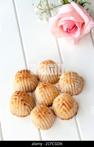 Maamoul traditionelle arabische gefüllte Gebäck oder Cookie mit Datteln oder Cashew oder Walnuss oder Mandeln oder Pistazien Nüsse. Östliche Ramadan Süßigkeiten. Nahaufnahme. Weiß Stockfoto