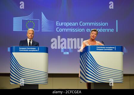 Brüssel, Belgien. September 2020. Der EU-Justizkommissar Didier Reynders (L) und die EU-Kommissarin für Inneres Ylva Johansson nehmen am 4. September 2020 an einer Pressekonferenz in Brussles, Belgien, Teil. Die Europäische Kommission hat am Freitag einen Plan für einen koordinierten Ansatz zur Beschränkung der Freizügigkeit vorgestellt, der sich aus Maßnahmen der einzelnen Mitgliedstaaten zur Eindämmung der Ausbreitung des Coronavirus ergibt. (Europäische Union/Handout via Xinhua) Quelle: Xinhua/Alamy Live News Stockfoto