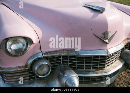 Pink Cadillac Oldtimer vor dem Restaurant in Virgina, USA, alt, rostig Stockfoto