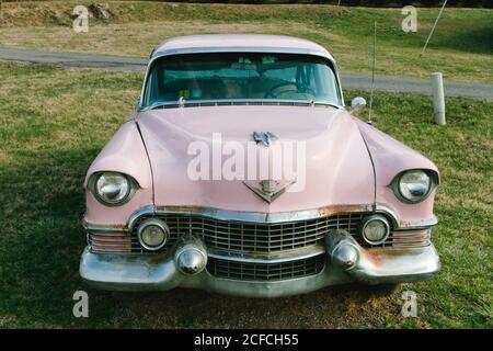 Pink Cadillac Oldtimer vor dem Restaurant in Virgina, USA, alt, rostig Stockfoto