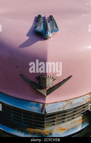 Pink Cadillac Oldtimer vor dem Restaurant in Virgina, USA, alt, rostig Stockfoto