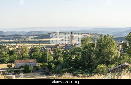 Panoramablick auf Loarre, Aragon, Huesca, Spanien von der Spitze des Dorfes, Schloss von Loarre Stockfoto