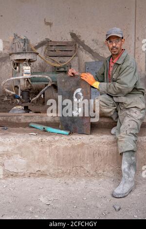 Ein Arbeiter, Erfoud, Makrofossilien Kasbah, Marokko, Mann mittleren Alters, Arbeiter, Steinschneider, Archäologie, direkter Blick Stockfoto