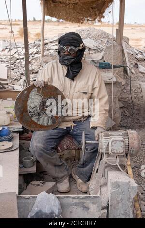 Ein Arbeiter, Erfoud, Makrofossilien Kasbah, Marokko, Mann mittleren Alters, Arbeiter, Steinpolierer, Archäologie Stockfoto