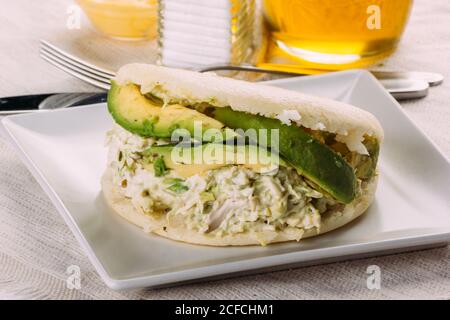 Der berühmte venezolanische Arepa, Königin pepeada genannt, hat Avocado und Huhn Stockfoto