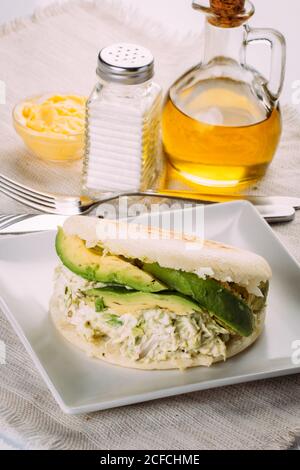 Der berühmte venezolanische Arepa, Königin pepeada genannt, hat Avocado und Huhn Stockfoto