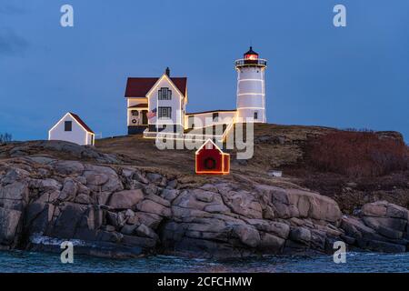 Nubble Lighthouse, wie Cape Neddick Lighthouse oft genannt wird, liegt am York Beach, Maine, USA, Atlantik. Es ist mit Licht Durin dekoriert Stockfoto