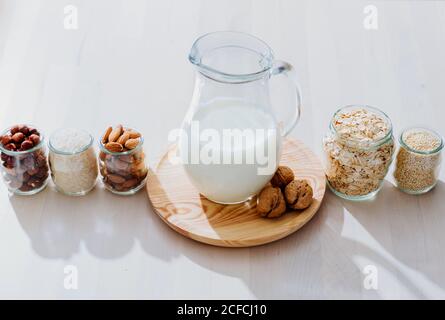 Zutaten für die Zubereitung veganer Milch auf dem Tisch Stockfoto