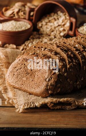 Frisch gebackenes Roggenbrot auf Serviette auf dem Tisch Stockfoto