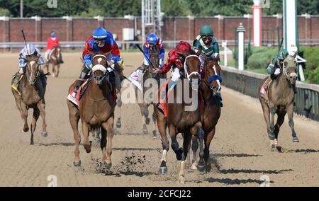 Louisville, Usa. September 2020. Shedaresthedevil mit Jockey Florent Geroux gewinnt den 146. Lauf der Kentucky Oaks bei Churchill Downs Freitag, 4. September 2020 in Louisville, Kentucky. Foto von John Sommers II/UPI Kredit: UPI/Alamy Live Nachrichten Stockfoto