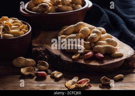 Gruppe von Erdnüssen auf Holzbrettern Stockfoto