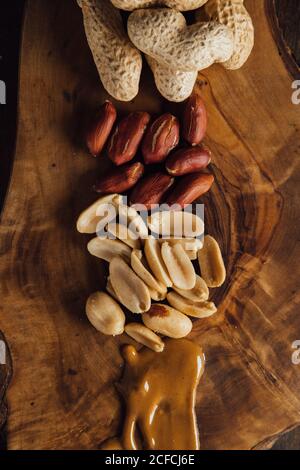 Gruppe von Erdnüssen auf Holzbrettern Stockfoto