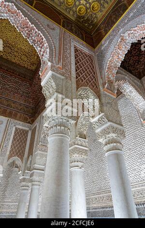 Architektur, geschnitzte Holzdecke, kreative, dekorative Alabaster, Marmorsäulen, Marrakesch, Marokko, Saadian Gräber, islamisch, Arabisch, Religion, Stockfoto