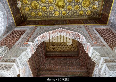 Architektur, geschnitzte Holzdecke, kreative, dekorative Alabaster, Marrakesch, Marokko, Saadian Gräber, islamische, arabische, Religion, Design, Archäologie Stockfoto