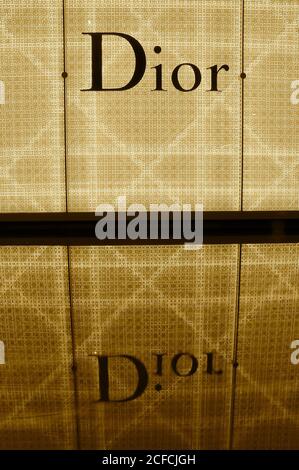 Beleuchtete Dior Shop Fassade Zeichen und Reflexion im Wasser unten. Stockfoto