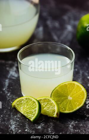 Von oben hausgemachte erfrischende Limonade im Kellner in Gläsern auf Schwarzer Marmorhintergrund Stockfoto