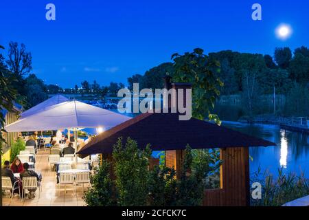 Wien / Wien, Restaurant La Creperie, Ochsenkelsee Alte Donau, Donauturm, Vollmond 22. Donaustadt, Wien, Österreich Stockfoto