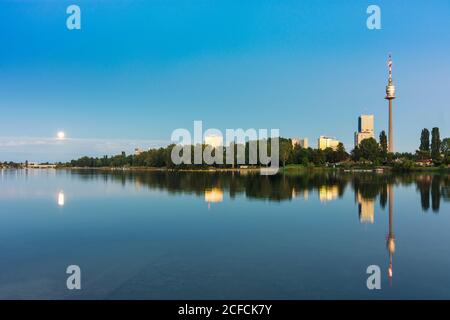 Wien / Wien, Ochsenkelsee Alte Donau, Donauturm, DC Tower 1, Vollmondaufgang 22. Donaustadt, Wien, Österreich Stockfoto